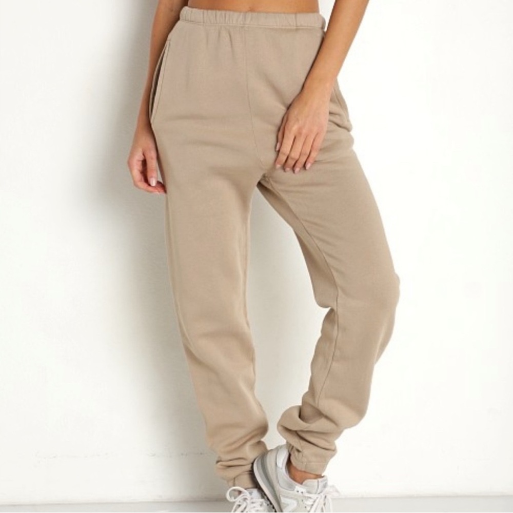 Joah Brown SET: Empire Jogger & ribbed strappy crop tank.